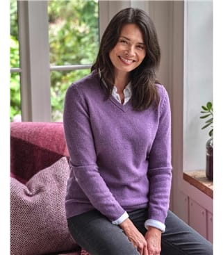 Lambswool V-neck jumper, regular fit in a blend of soft new wool