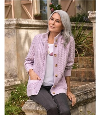 Rundhals-Baumwollstrickjacke mit Zopfmuster