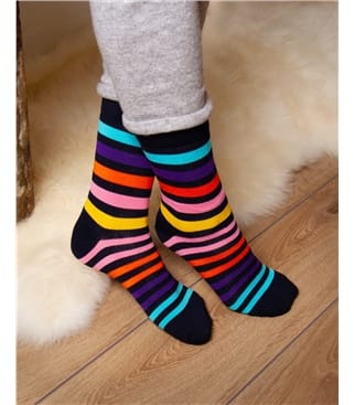 Socken mit Regenbogenstreifen