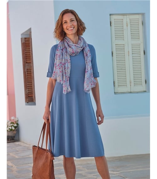 Robe cintrée et évasée texturée