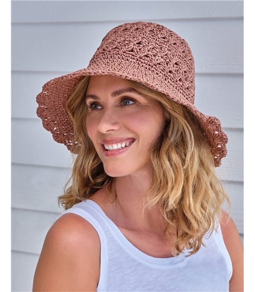 Chapeau de paille à bord festonné