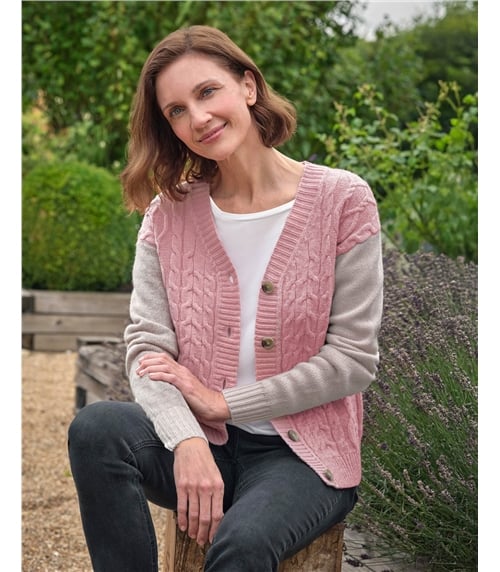  V-Ausschnitt- Zopfstrickjacke mit Farbspiel