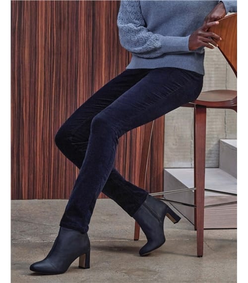 Röhrenjeans aus Samt