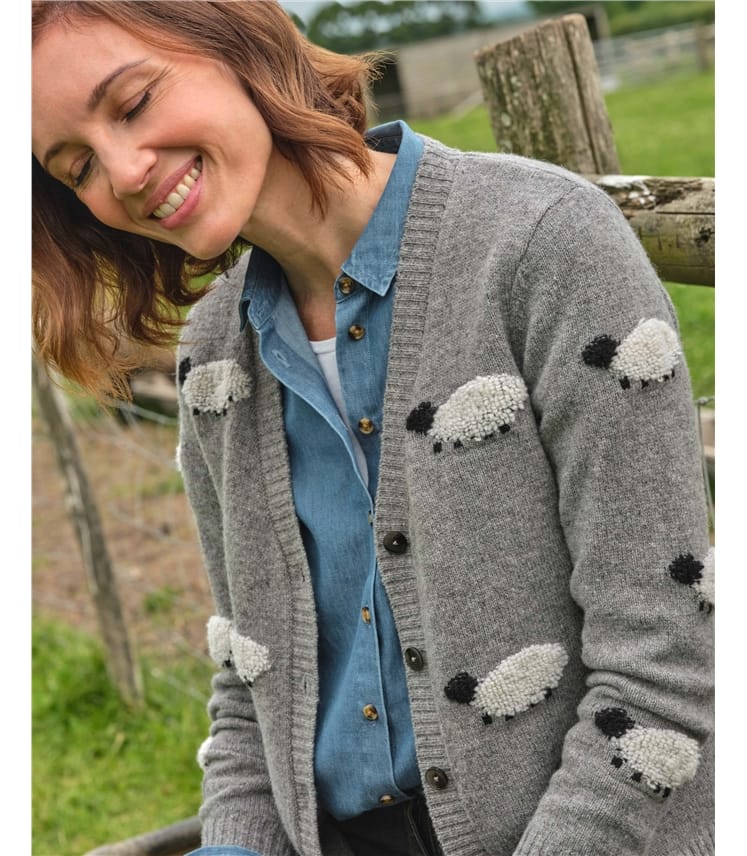 Strickjacke mit Bouclé-Schafen