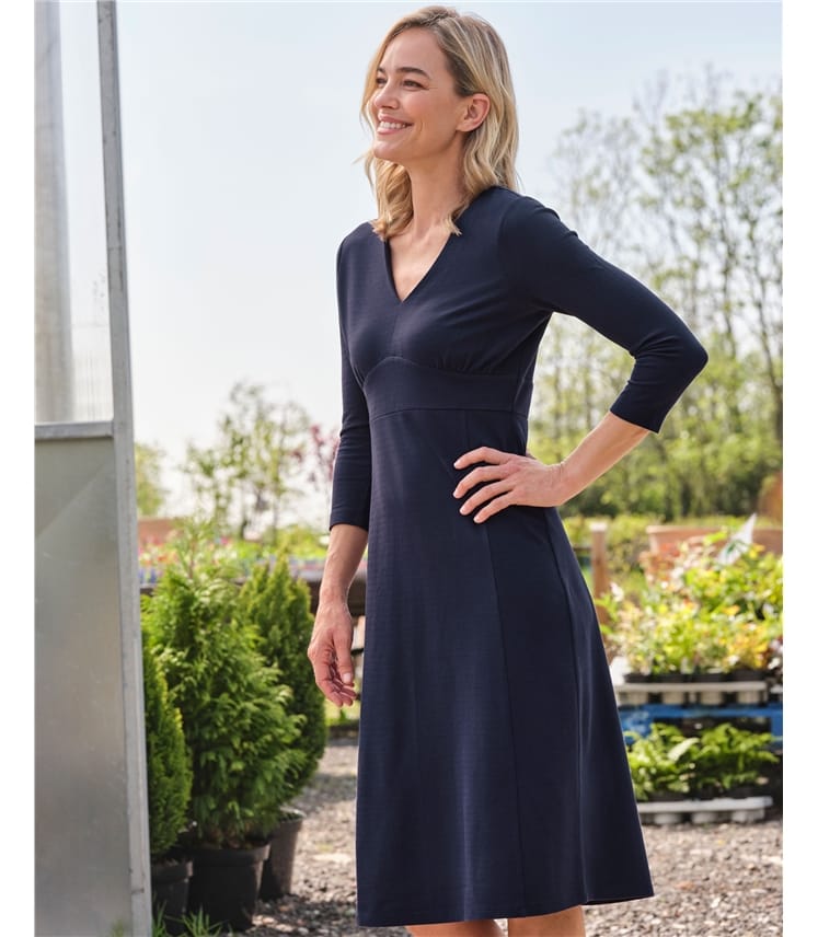 Robe ajustée et évasée avec empiècement à la taille