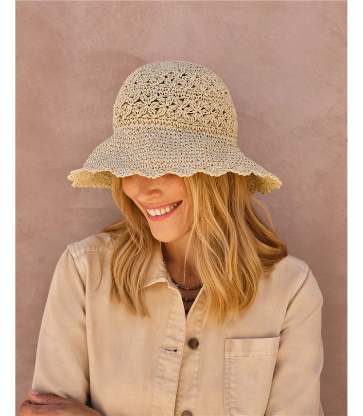 Chapeau de paille à bord festonné