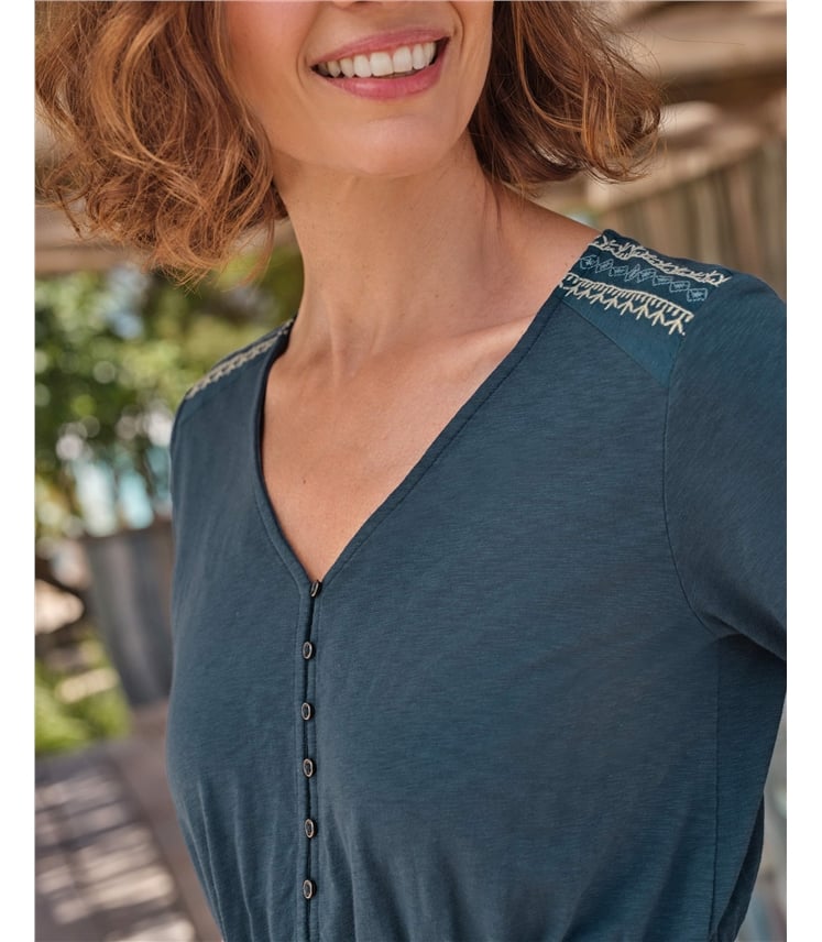 Jerseykleid mit Zierstickereien