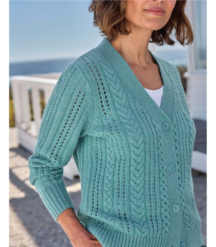 Strickjacke aus Lammwolle mit V-Ausschnitt und Zopfmuster