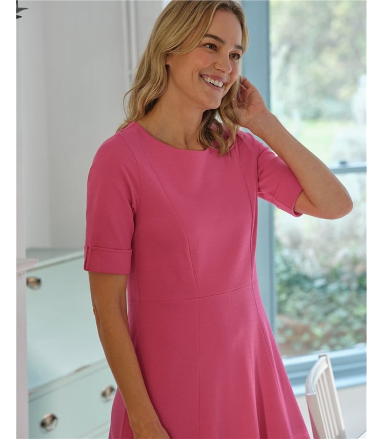 Robe cintrée et évasée texturée