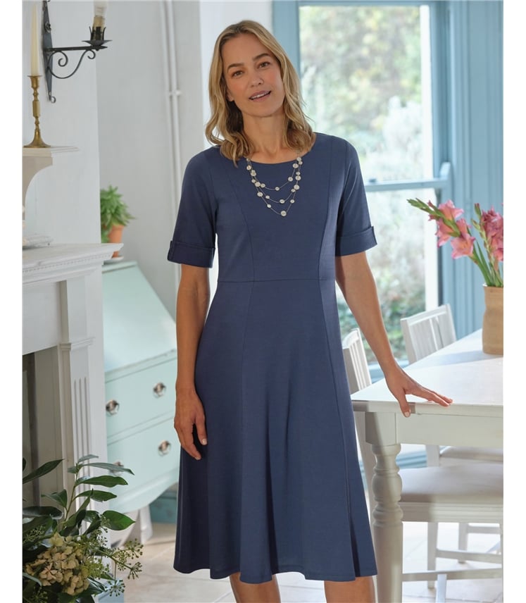 Robe cintrée et évasée texturée