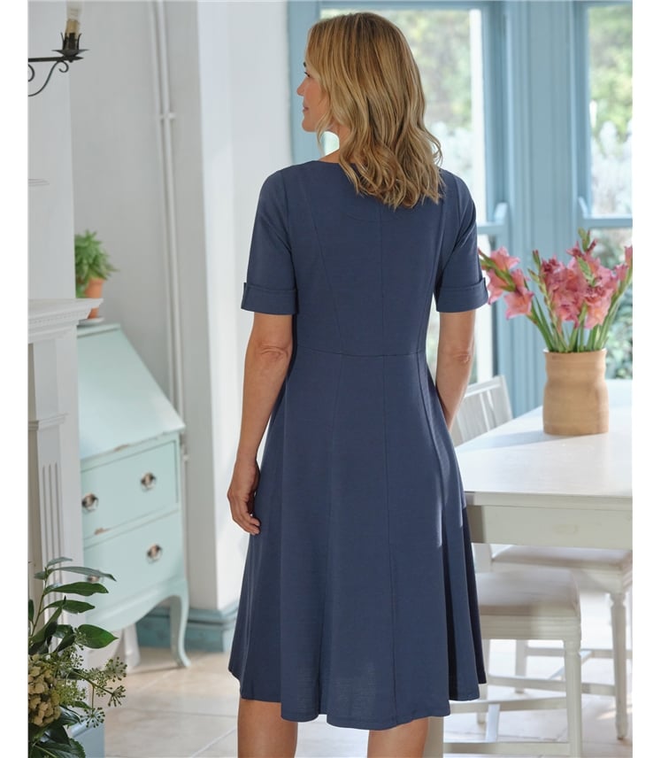 Robe cintrée et évasée texturée