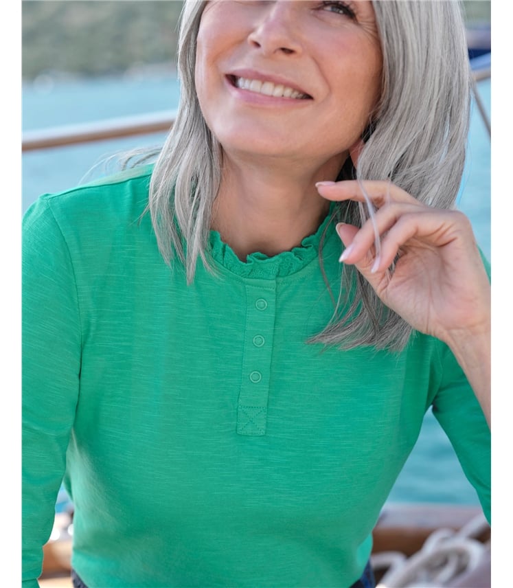 Oberteil mit Rüschenkragen und Knopfleiste