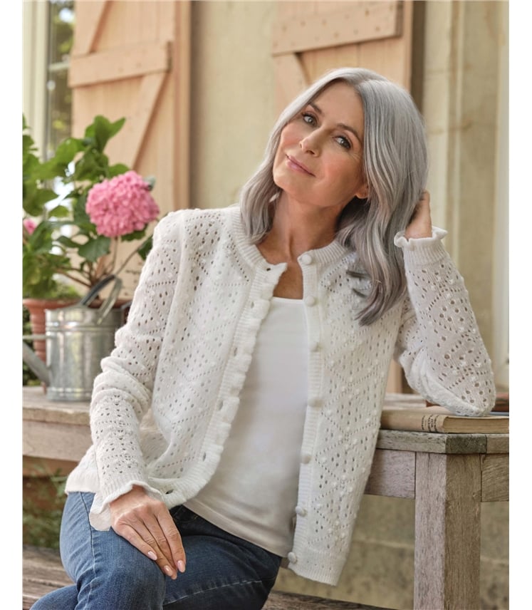 Strickjacke mit Rüschen