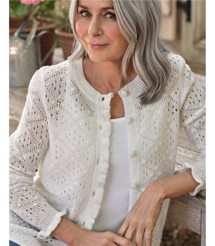 Strickjacke mit Rüschen