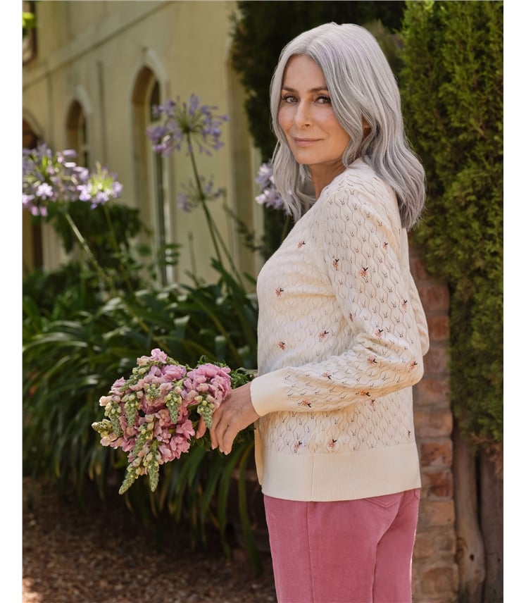Pointelle-Strickjacke mit gestickten Blumen