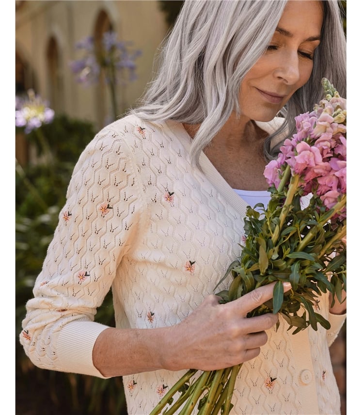 Pointelle-Strickjacke mit gestickten Blumen
