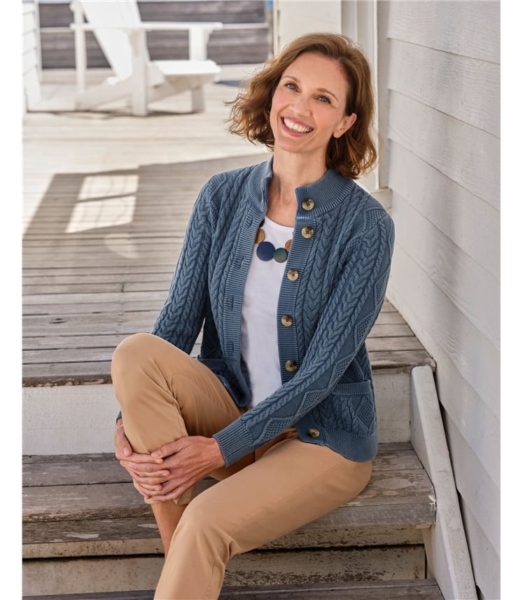 Rundhals-Baumwollstrickjacke mit Zopfmuster