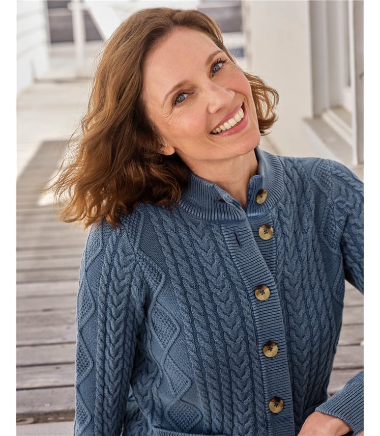 Rundhals-Baumwollstrickjacke mit Zopfmuster