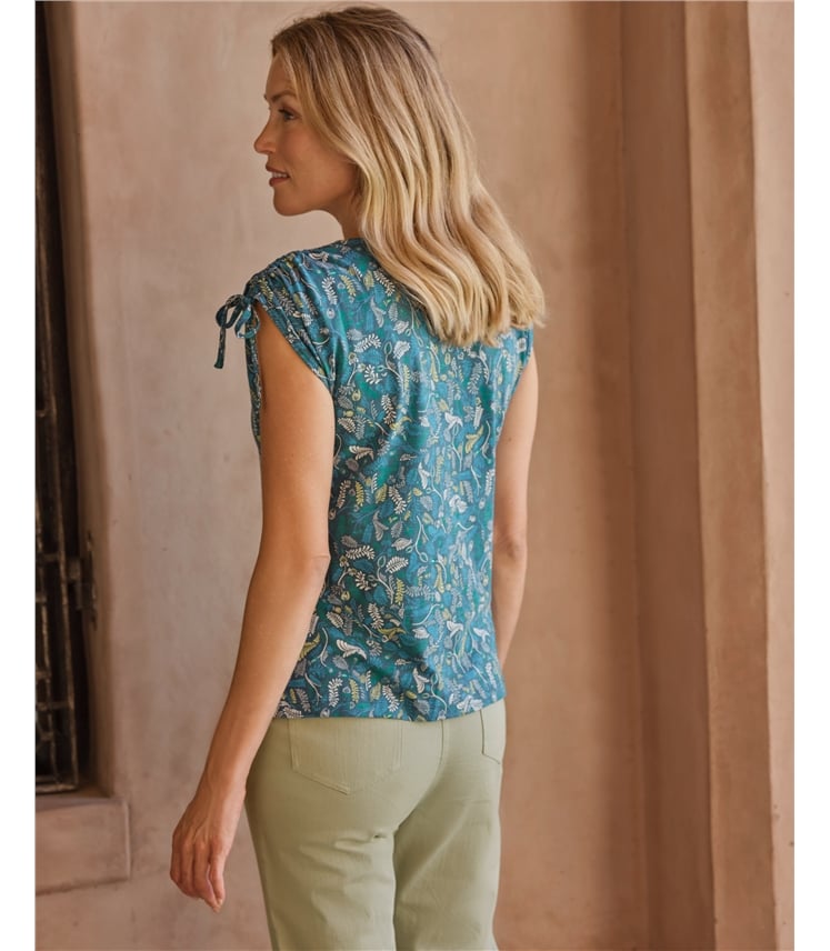 Top mit Schürdetails an den Schultern