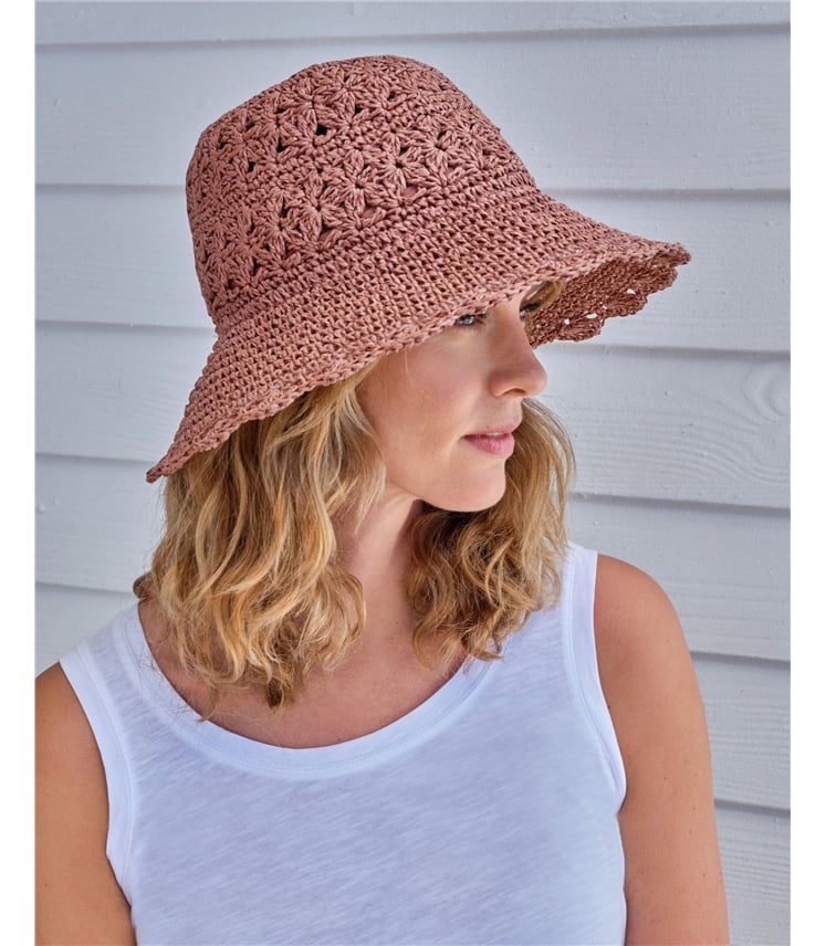 Chapeau de paille à bord festonné