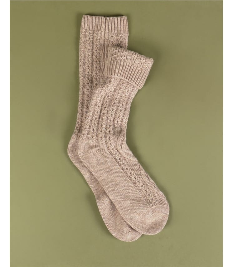 Herrensocken aus Lammwolle mit Kabelmuster