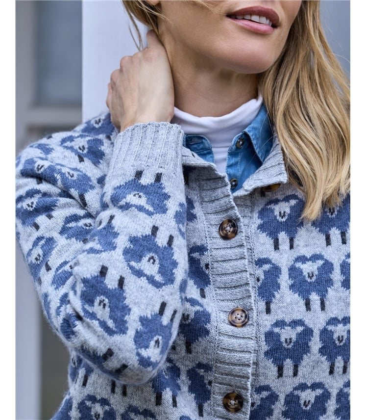 Strickjacke mit Schafmotiven