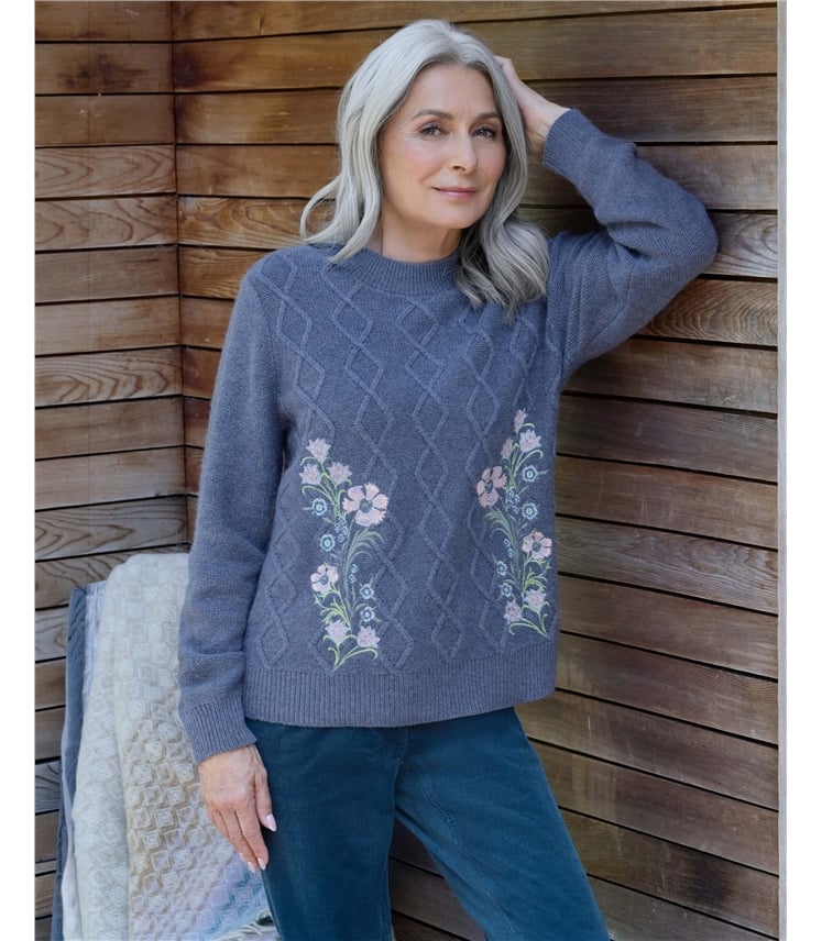 Pullover mit Zopfmuster und Blumenstickerei