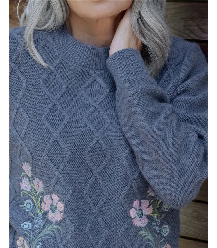 Pullover mit Zopfmuster und Blumenstickerei