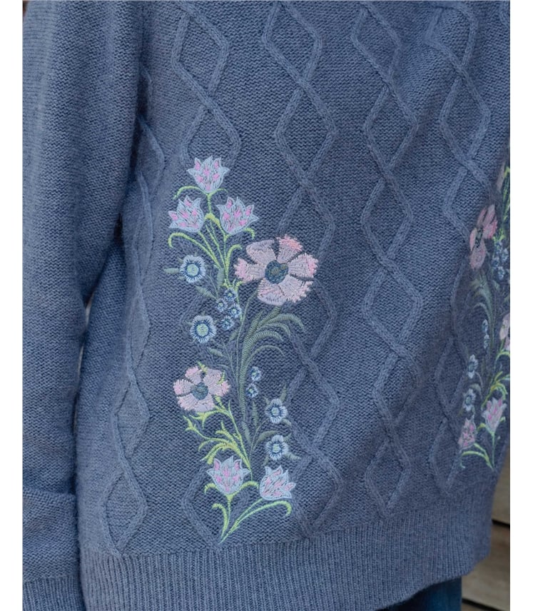 Pullover mit Zopfmuster und Blumenstickerei