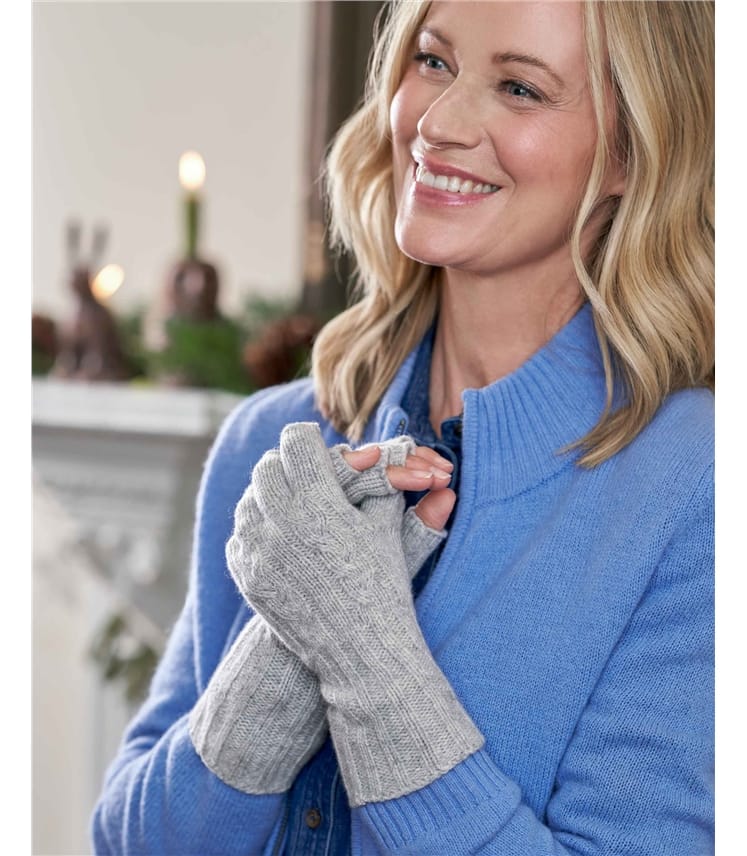 Fingerspitzenfreie Handschuhe mit Zopfmuster