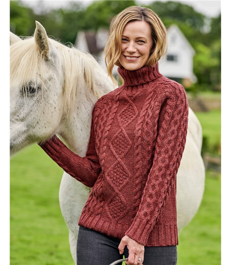 Zartes Himbeerrot Pullover Mit Aran Zopfmuster Und Rollkragen Aus