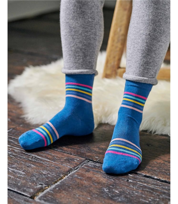 Socken mit Regenbogenstreifen