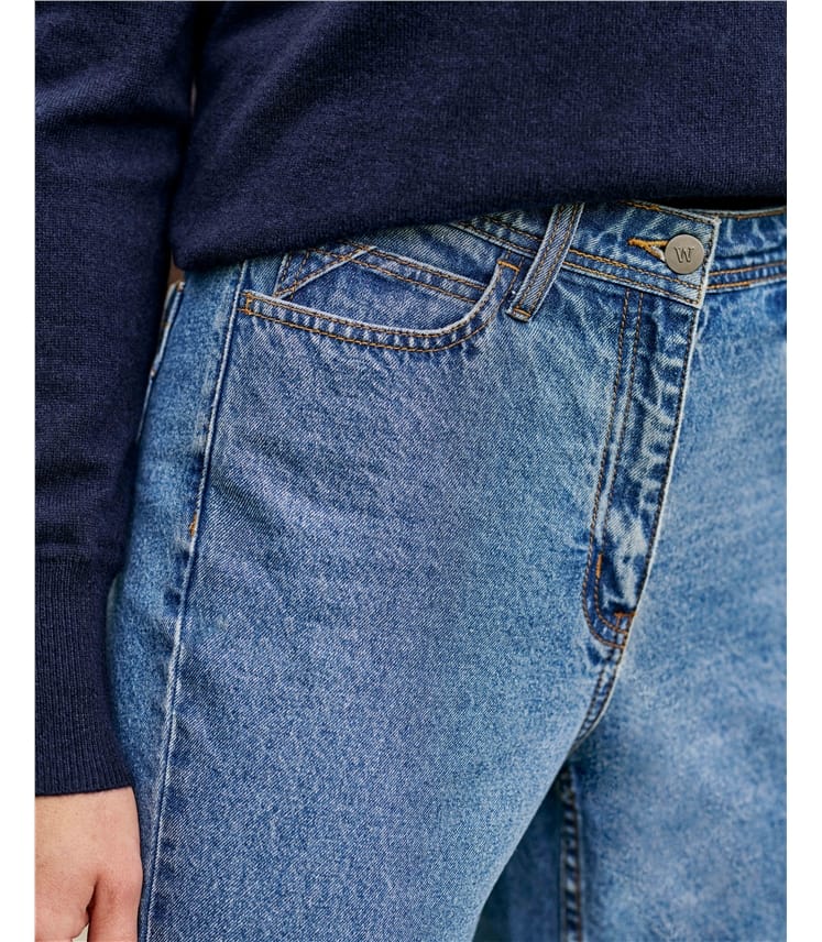 Lockere Jeans mit spitz zulaufenden Hosenbeinen