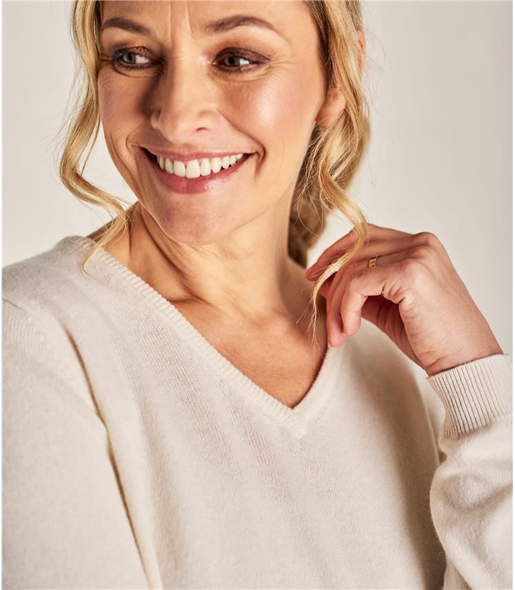 ladies cream v neck jumper