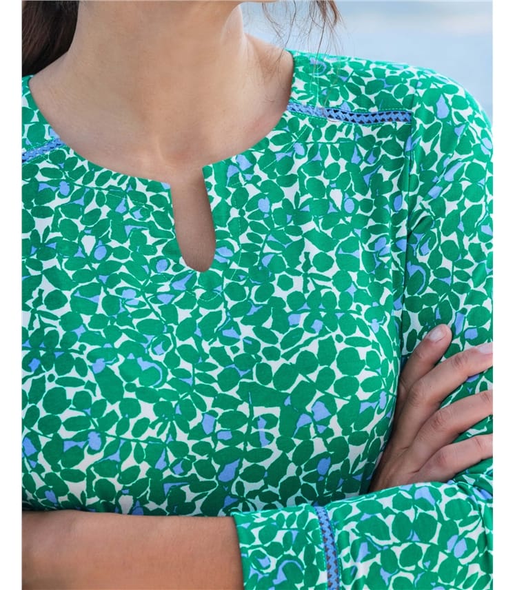 Ausgestelltes Shirt mit Spitzeneinsetzen