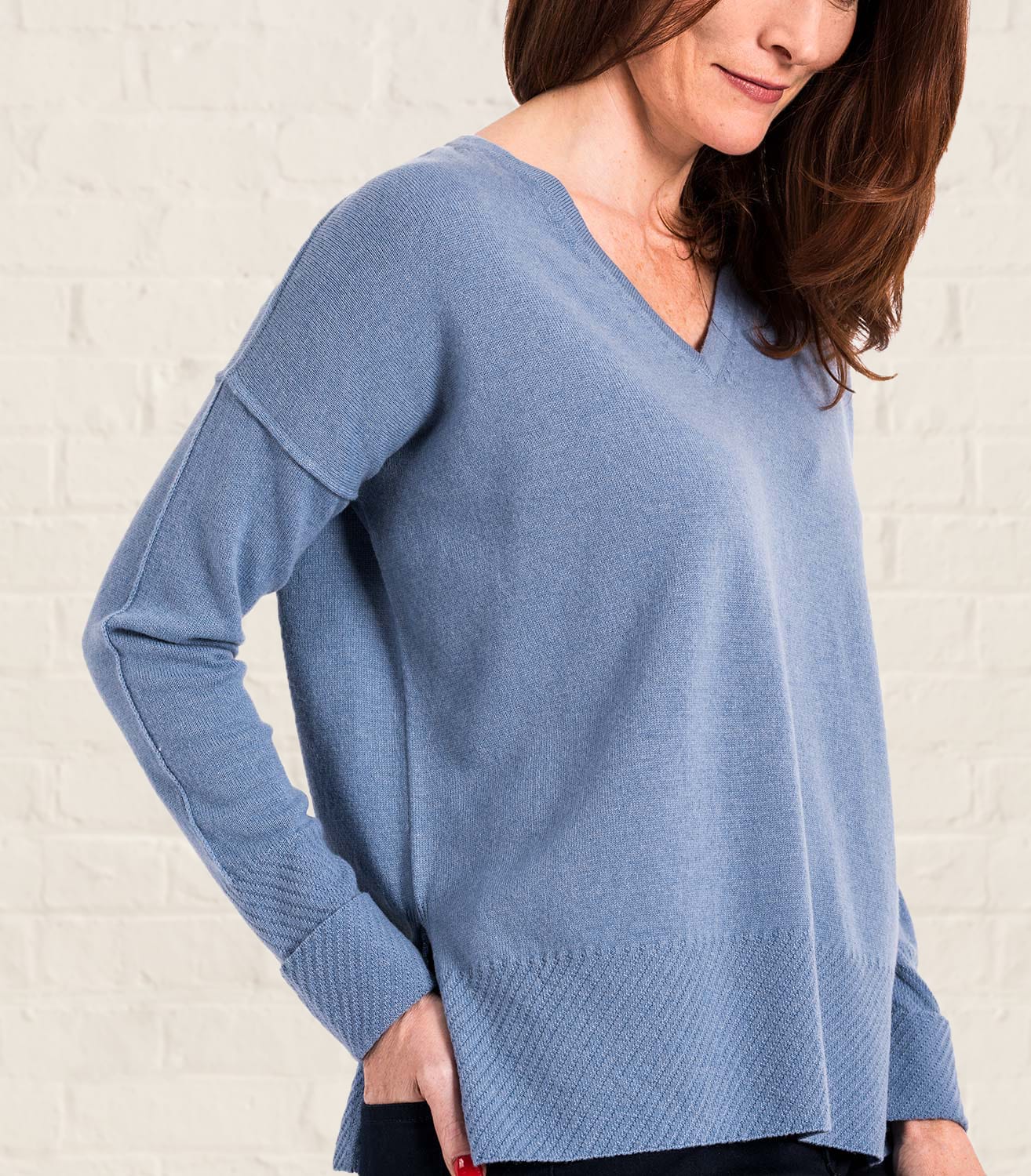 Himmelblau Pullover mit VAusschnitt und abgesetztem Muster aus