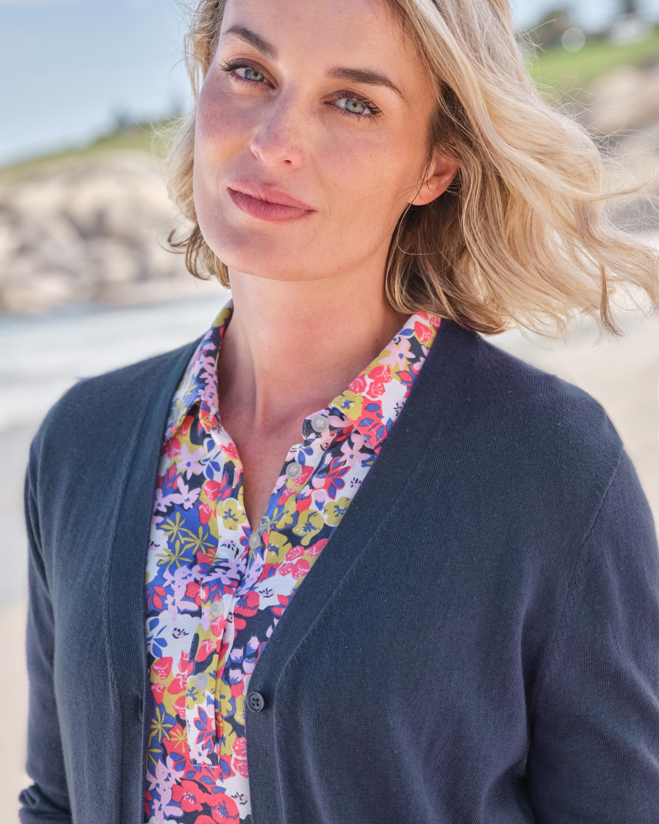 Frisches Gras | Strickjacke Mit V-Ausschnitt Aus Bändchengarn