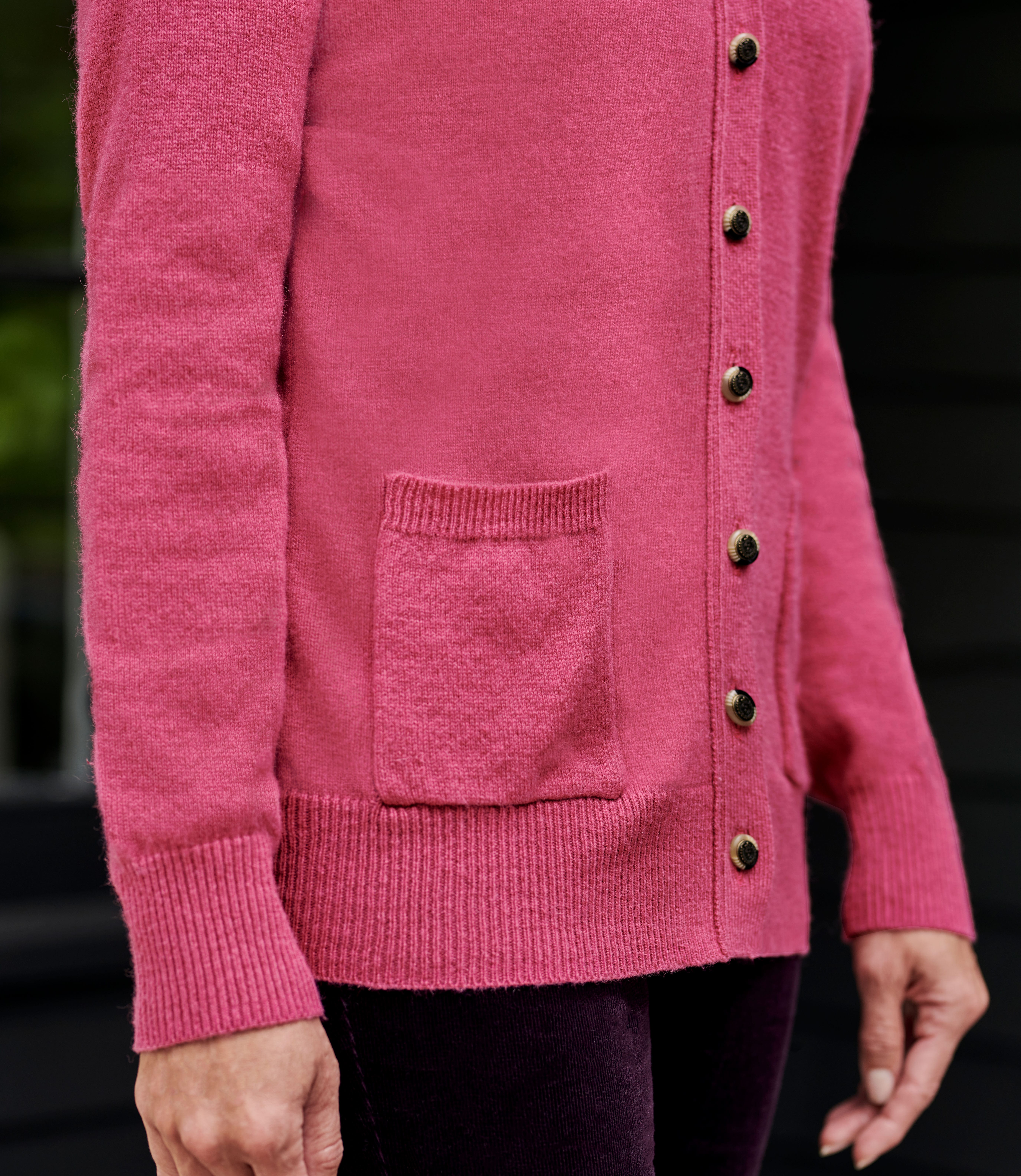 Pfingstrosen Pink Strickjacke Mit V Ausschnitt Aus Lammwolle Fur Damen Woolover De