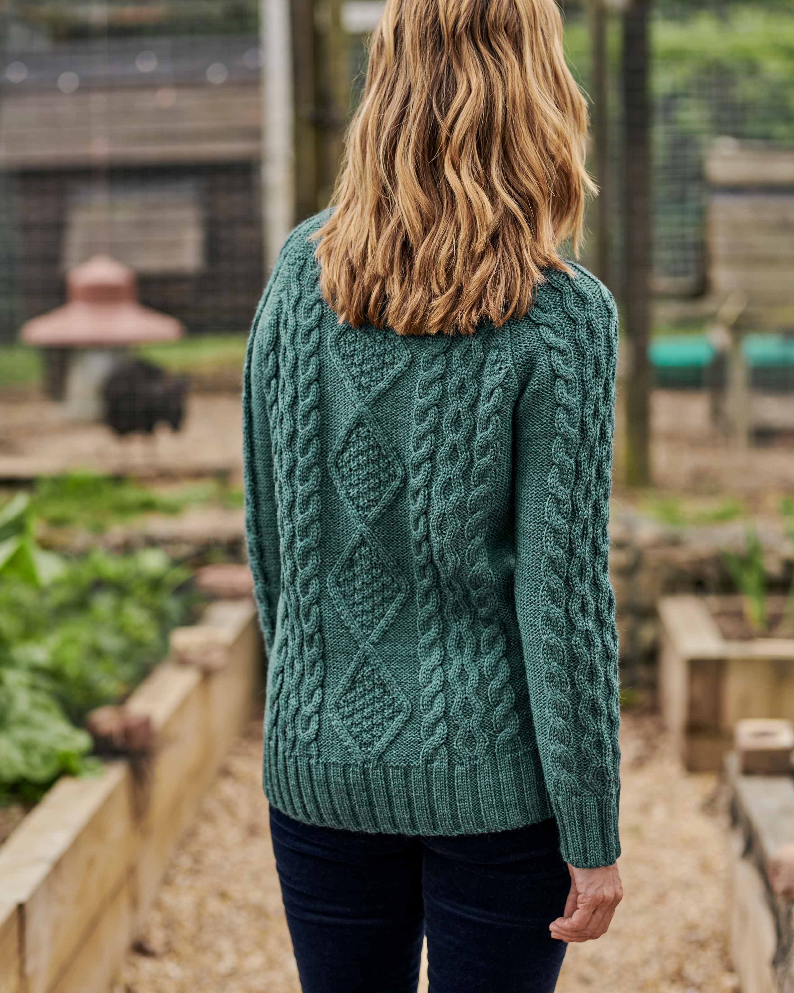 Dunkles Moosgrün Pullover Mit Aran Zopfmuster Und Rollkragen Aus