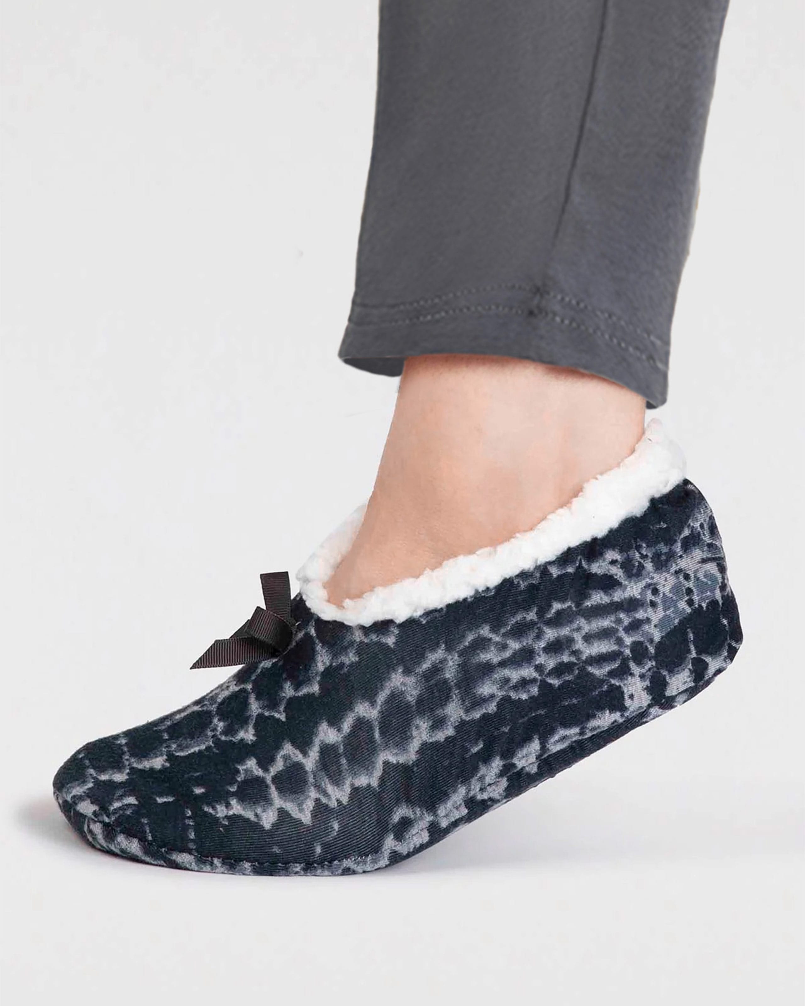 plain black slippers womens