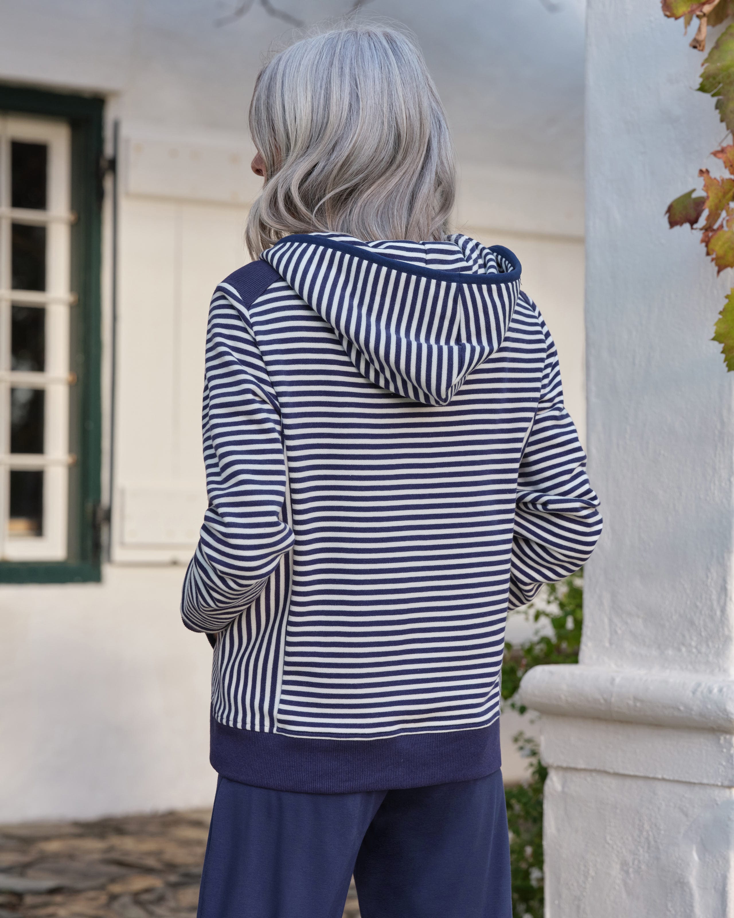 LOOWIE -  COF10 White Blue Floral Round Knit Printed Sweater LOOWIE